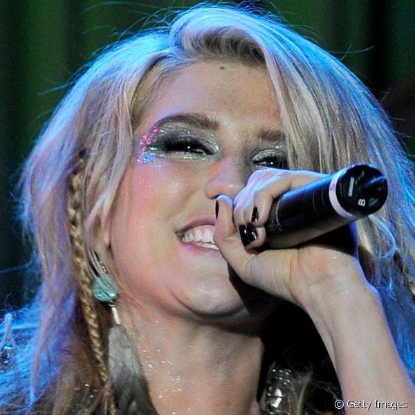 Kesha usou bastante glitter prata ao lado dos olhos para completar um de seus looks de show